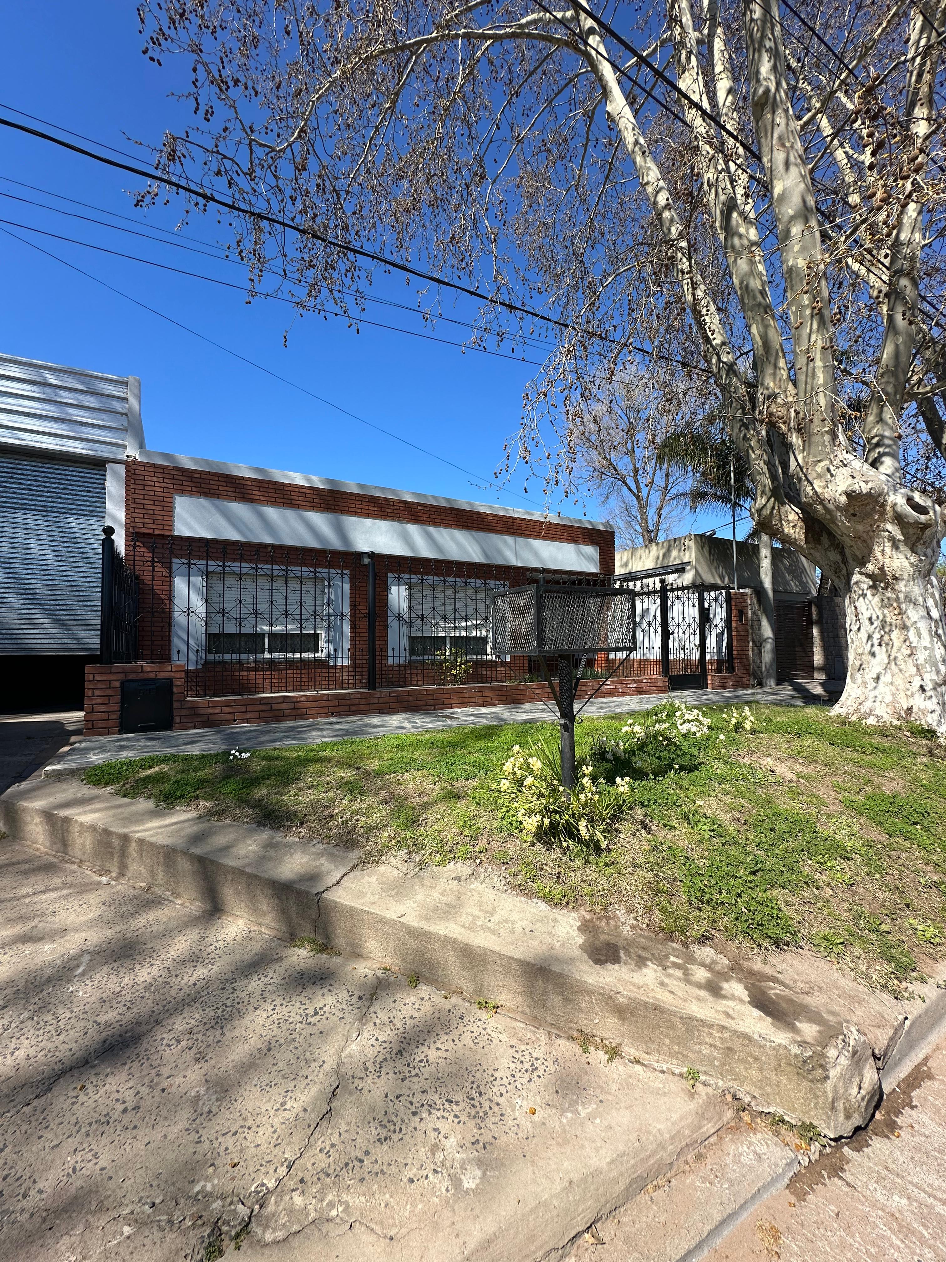 OPORTUNIDAD | Hermosa casa con quincho y patio.
